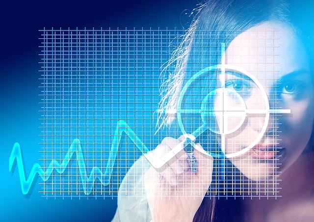 Analýza, štatistiky, žena s lupou.jpg